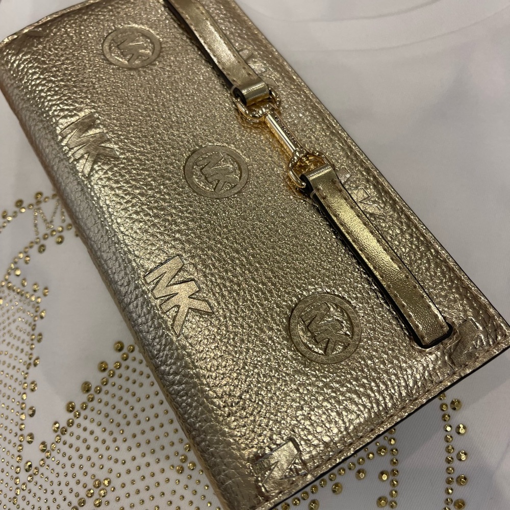 MICHAEL KORS Carson Lg Metallic Logo Debossed Snap Bifold Wallet
Pale Gold
NWT - Picture 5 of 16